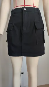 Vue détaillée d'une mini-jupe cargo en denim noir délavé avec de grandes poches à rabat