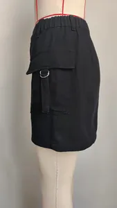 Vue latérale d'une mini-jupe cargo en denim noir avec une grande poche utilitaire