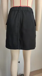 Vue arrière détaillée d'une mini-jupe cargo en denim noir délavé avec taille élastique