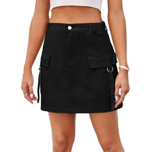 Mini-jupe cargo en jean noir avec poches à rabat et anneaux métalliques sur fond blanc.