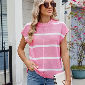 Detaillierte Außenaufnahme eines rosa-weiß gestreiften Strickpullunders an einem Modell