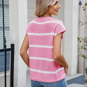 Detaillierte Rückansicht eines stilvollen gestreiften Strickpullis in Rosa und Weiß