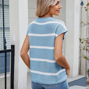 Rückansicht einer lässigen blau-weiß gestreiften kurzärmeligen Strickweste für Damen