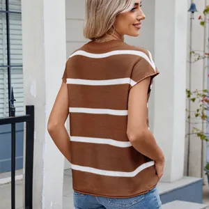 Detailansicht der Rückseite eines braun-weiß gestreiften Damen-Strickpullovers