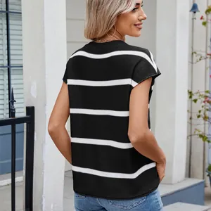 Rückansicht eines schwarz-weiß gestreiften Damen-Strickoberteils mit Kurzarm-Design.