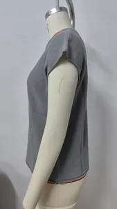 Detailierte Seitenansicht eines grau gestrickten ärmellosen Rundhals-Oberteils auf Mannequin