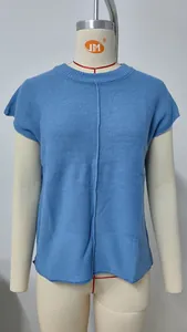 Detailansicht eines blauen Strickpullovers mit Rundhalsausschnitt auf einer Schaufensterpuppe