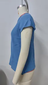 Seitenprofil eines hellblauen Kurzarm-Strickpullovers mit Rundhalsausschnitt auf einer Schneiderpuppe