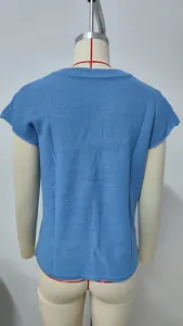 Rückansicht eines blauen kurzärmeligen Strickpullovers für Damen auf Schaufensterpuppe