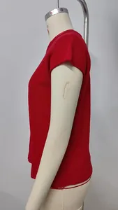 Seitenprofil eines leuchtend roten kurzärmeligen Strickpullovers an einer Schaufensterpuppe