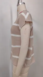 Seitenansicht des beige-weiß gestreiften, ärmellosen Strickpullover-Oberteils.