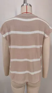 Rückansicht eines lässigen gestreiften beige-weißen Strickwestepullovers für Damen