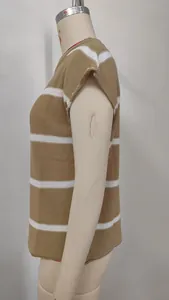 Seitenansicht eines khakifarbenen gestreiften Strickpullovers auf einer Schaufensterpuppe