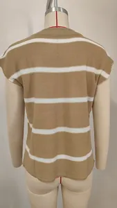Rückansicht eines lässigen Damenstrick-Weste-Pullovers in Khaki und Weiß gestreift