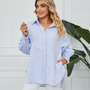 Vue détaillée d'une chemise rayée bleue et blanche avec des poignets smockés élégants