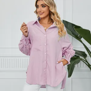 Détail d'une chemise ample à rayures violettes pour femme avec poignets plissés et smockés