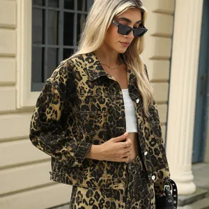 Veste en jean chic à motif léopard dans un cadre urbain