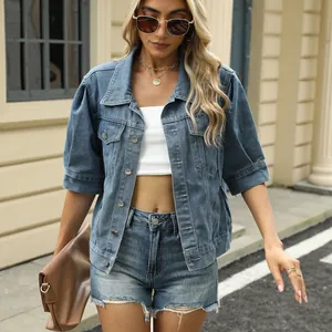 Detailweergave van een stijlvol gewassen denim jack met korte mouwen op een model