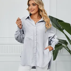 Détail d'une chemise rayée pour femme avec poignets smokés élégants et coupe ample