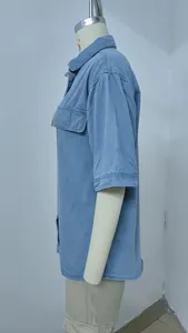 Dettaglio vista laterale di camicia denim maniche corte azzurra su un manichino
