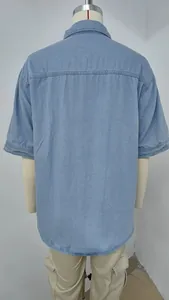Vista posteriore di una camicia di jeans a maniche corte casual da donna in blu chiaro