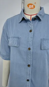 Vista dettagliata di una camicia di jeans azzurra a maniche corte con tasche e bottoni