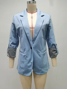 Dettaglio della fodera del polsino a righe su un blazer da donna azzurro sfiancato
