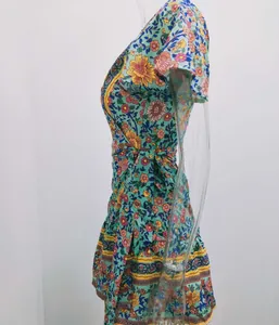 Seitenansicht der böhmischen Mini-Blumenkleid mit V-Ausschnitt und kurzen Ärmeln