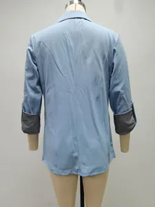 Vista posteriore di un blazer azzurro slim con polsini a righe sulle maniche a tre quarti