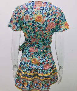 Detaillierte Rückansicht eines bunten Boho-Minikleides mit Blumenmuster und Ärmeln