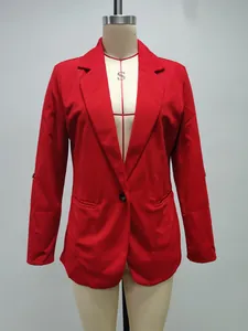 Vista frontale di un blazer rosso sfiancato da donna con revers su un manichino