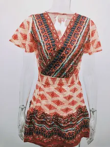 Detailansicht des Bohemian-Prints und V-Ausschnitts bei diesem Sommer-Kurzarm-Minikleid