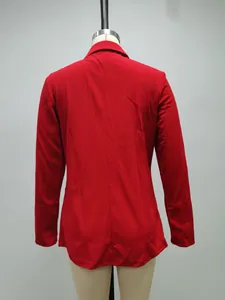 Vista posteriore di un blazer rosso vivace vestibilità slim con revers a dente da donna ufficio.