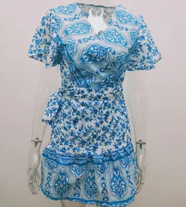 Damen Sommer-Minikleid mit V-Ausschnitt, blauem Paisley-Print, Rüschensaum und Gürtel