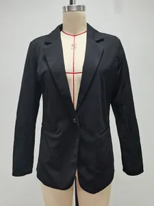 Vista dettagliata di un blazer nero slim fit con classico bavero dentellato su manichino.