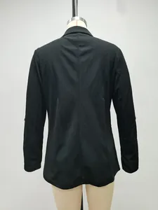 Vista dettagliata del retro di un blazer nero slim fit esposto su un manichino