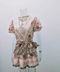 Kurzärmeliges Kleid mit V-Ausschnitt und Bohème-Blumenmuster auf Schaufensterpuppe
