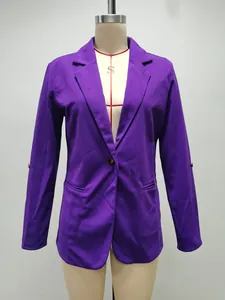 Dettaglio frontale di un blazer viola sfiancato da donna con revers a lancia