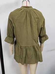 Vista posteriore di blusa a pieghe verde oliva con orlo a balze e maniche a 3/4