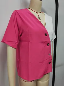 Detailansicht der stylischen fuchsia-weißen V-Ausschnitt Kurzarmbluse mit Farbe-Block