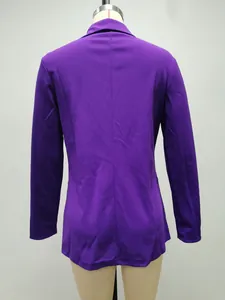 Vista posteriore di un elegante blazer viola sfiancato da donna esposto su un manichino