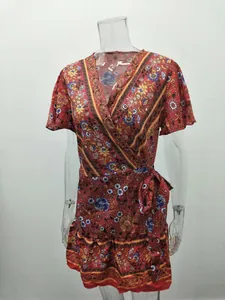 Rotes Boho-Blumendruck-Wickelkleid mit V-Ausschnitt, kurzen Ärmeln und Rüschensaum