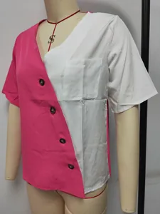 Detail eines Kurzarm-Shirts mit V-Ausschnitt, Kontrastfarben, Knöpfen und Tasche.