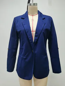 Vista frontale dettagliata di un blazer da donna blu navy slim fit su un manichino sartoriale