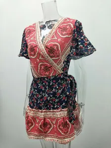 Detailansicht des böhmischen Blumenmusters auf einem dunkelblauen Wickelkleid mit V-Ausschnitt