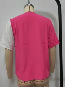 Detaillierte Rückansicht eines lässigen Kurzarm-Shirts mit pink-weißem Kontrast