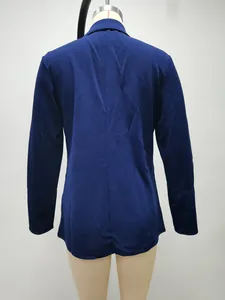 Vista posteriore di un blazer blu scuro professionale e sfiancato da donna stile ufficio