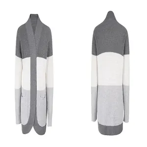 Vista frontale e posteriore di un cardigan lungo in maglia color-block con ampie tasche.