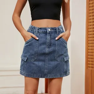 Mini-jupe en jean délavé bleu à taille haute avec taille élastique et poches cargo