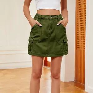 Vue détaillée d'une mini-jupe cargo en jean délavé vert foncé avec poches